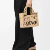 Kleine LOEWE Font-Tasche aus Raffia in Natur