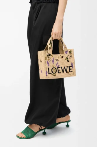 Kleine LOEWE Font-Tasche aus Raffia in Natur