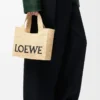 Kleine LOEWE Font-Tasche aus Raffia in Natur
