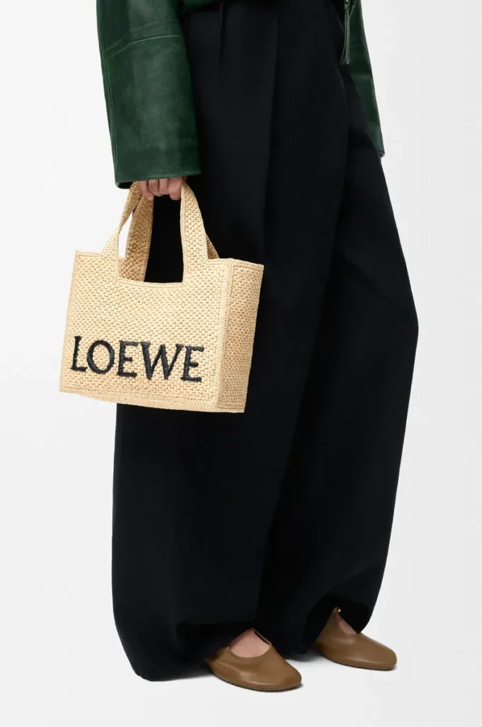 Kleine LOEWE Font-Tasche aus Raffia in Natur