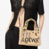 Kleine LOEWE Font-Tasche aus Raffia in Natur