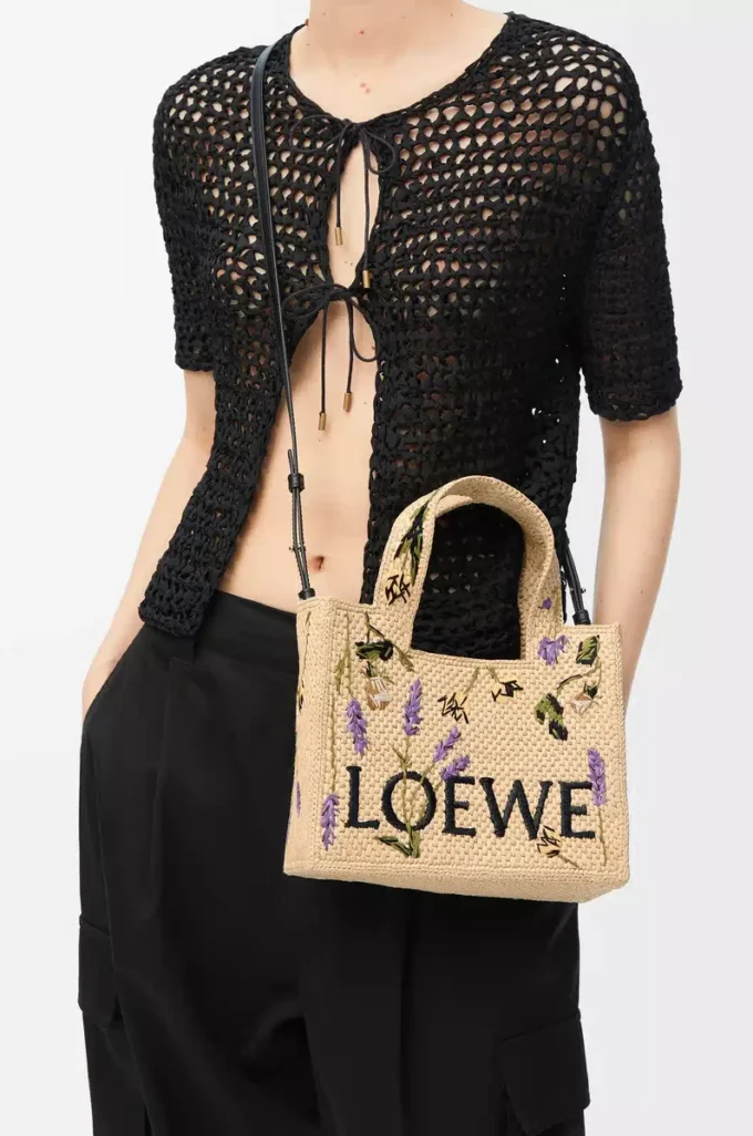 Kleine LOEWE Font-Tasche aus Raffia in Natur