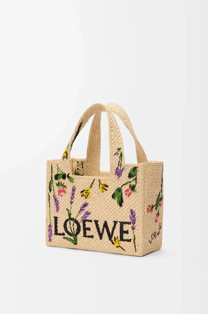Kleine LOEWE Font-Tasche aus Raffia in Natur