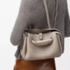 Kleine Madrid-Tasche aus geschmeidigem genarbtem Kalbsleder Clay