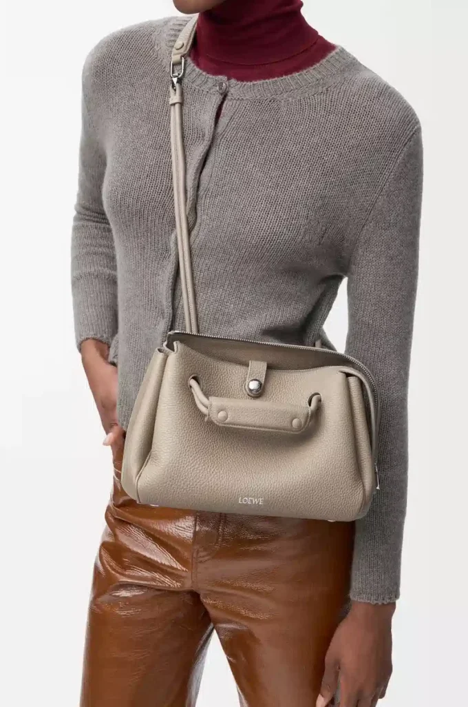 Kleine Madrid-Tasche aus geschmeidigem genarbtem Kalbsleder Clay