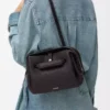 Kleine Madrid-Tasche aus geschmeidigem genarbtem Kalbsleder Dark Ebony