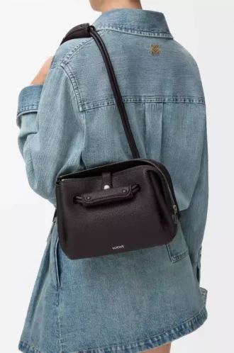 Kleine Madrid-Tasche aus geschmeidigem genarbtem Kalbsleder Dark Ebony