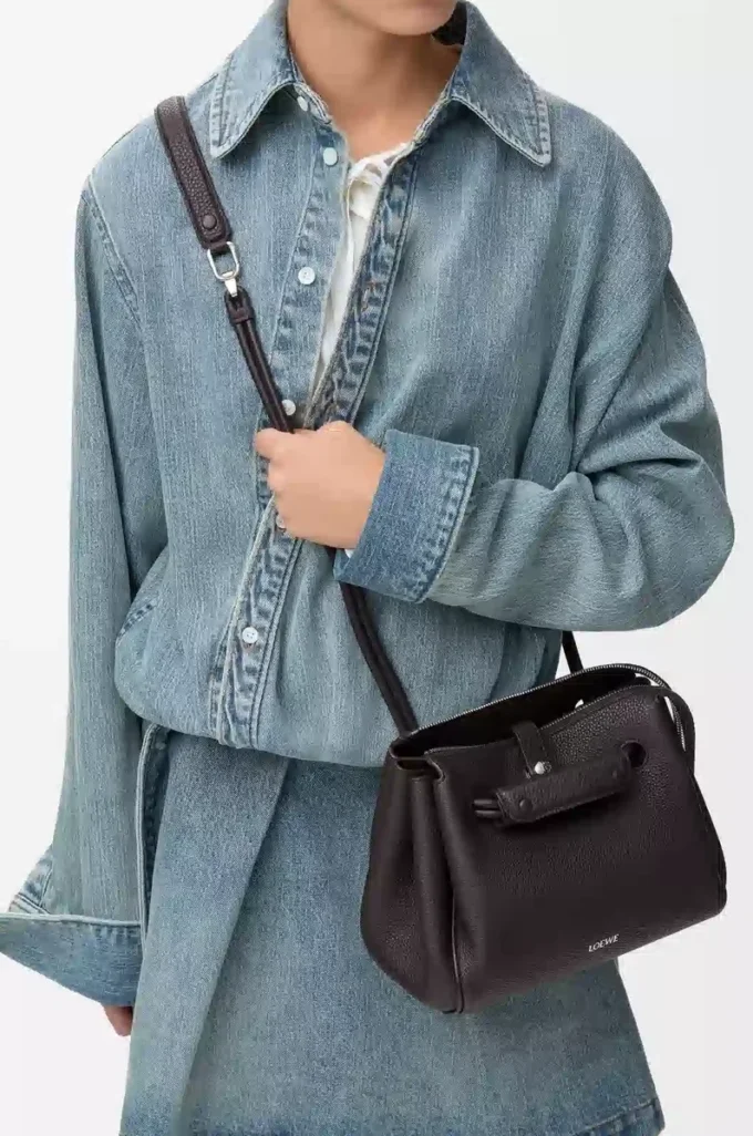 Kleine Madrid-Tasche aus geschmeidigem genarbtem Kalbsleder Dark Ebony