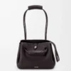 Kleine Madrid-Tasche aus geschmeidigem genarbtem Kalbsleder Dark Ebony