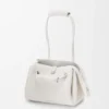 Kleine Madrid-Tasche aus geschmeidigem genarbtem Kalbsleder in Soft White