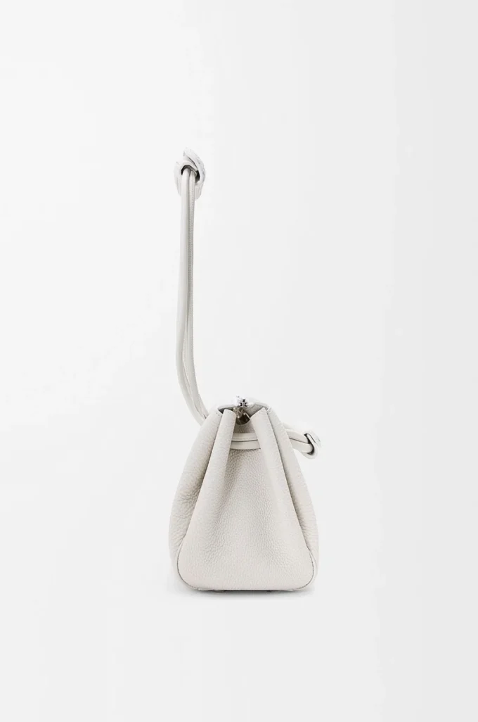 Kleine Madrid-Tasche aus geschmeidigem genarbtem Kalbsleder in Soft White