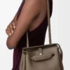 Kleine Madrid-Tasche aus geschmeidigem genarbtem Kalbsleder Taupe