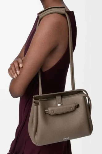 Kleine Madrid-Tasche aus geschmeidigem genarbtem Kalbsleder Taupe