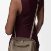 Kleine Madrid-Tasche aus geschmeidigem genarbtem Kalbsleder Taupe