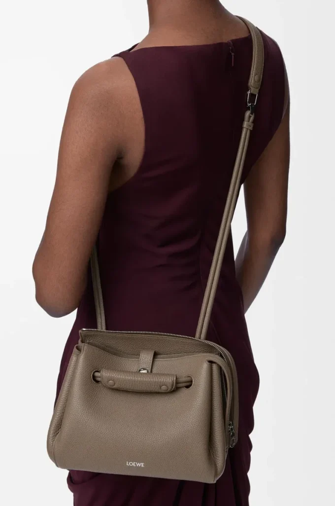 Kleine Madrid-Tasche aus geschmeidigem genarbtem Kalbsleder Taupe