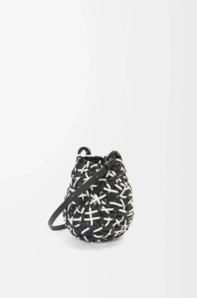 Kleine Nest Basket Tasche aus Kalbsleder Schwarz/Weiß