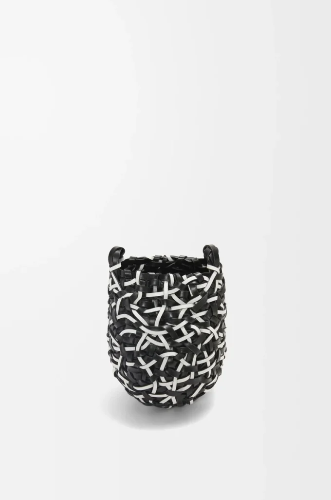 Kleine Nest Basket Tasche aus Kalbsleder Schwarz/Weiß