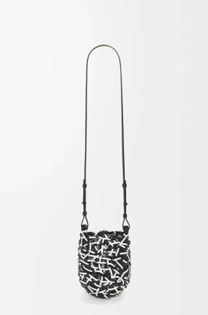 Kleine Nest Basket Tasche aus Kalbsleder Schwarz/Weiß