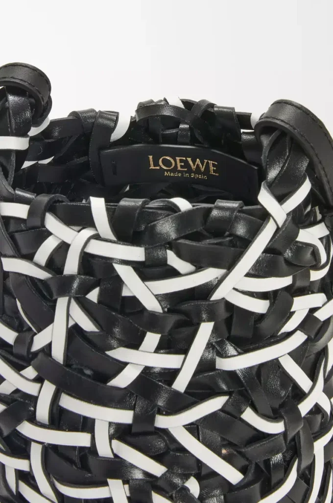 Kleine Nest Basket Tasche aus Kalbsleder Schwarz/Weiß