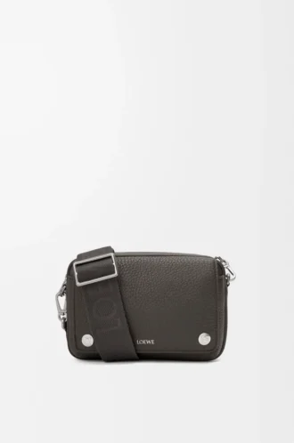 Kleine Pebble Messenger Bag aus geschmeidigem genarbtem Kalbsleder Dunkelgrau