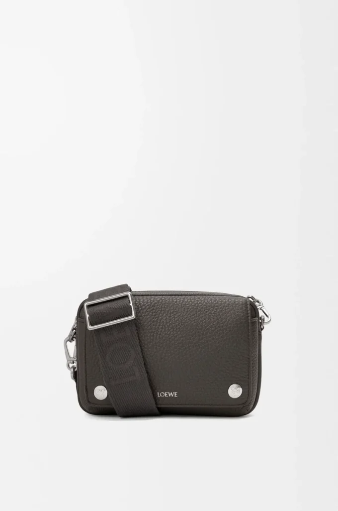 Kleine Pebble Messenger Bag aus geschmeidigem genarbtem Kalbsleder Dunkelgrau