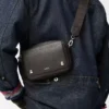 Kleine Pebble Messenger Bag aus geschmeidigem genarbtem Kalbsleder Dunkelgrau