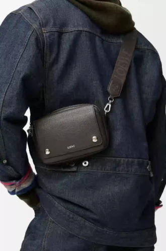 Kleine Pebble Messenger Bag aus geschmeidigem genarbtem Kalbsleder Dunkelgrau