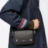 Kleine Pebble Messenger Bag aus geschmeidigem genarbtem Kalbsleder Dunkelgrau