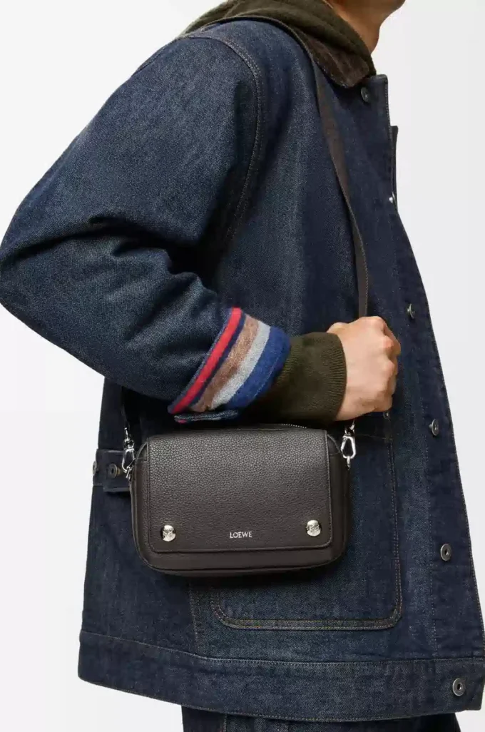 Kleine Pebble Messenger Bag aus geschmeidigem genarbtem Kalbsleder Dunkelgrau
