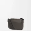 Kleine Pebble Messenger Bag aus geschmeidigem genarbtem Kalbsleder Dunkelgrau