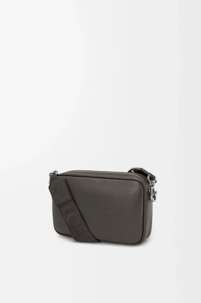 Kleine Pebble Messenger Bag aus geschmeidigem genarbtem Kalbsleder Dunkelgrau