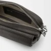 Kleine Pebble Messenger Bag aus geschmeidigem genarbtem Kalbsleder Dunkelgrau