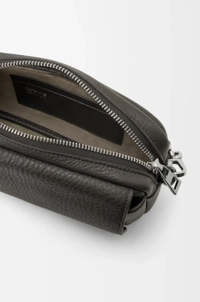 Kleine Pebble Messenger Bag aus geschmeidigem genarbtem Kalbsleder Dunkelgrau