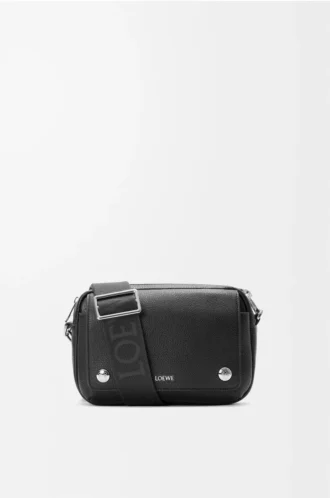 Kleine Pebble Messenger Bag aus geschmeidigem genarbtem Kalbsleder in Schwarz