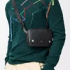 Kleine Pebble Messenger Bag aus geschmeidigem genarbtem Kalbsleder in Schwarz