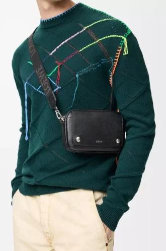 Kleine Pebble Messenger Bag aus geschmeidigem genarbtem Kalbsleder in Schwarz