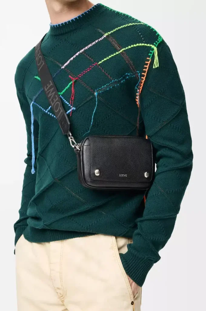 Kleine Pebble Messenger Bag aus geschmeidigem genarbtem Kalbsleder in Schwarz