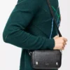 Kleine Pebble Messenger Bag aus geschmeidigem genarbtem Kalbsleder in Schwarz