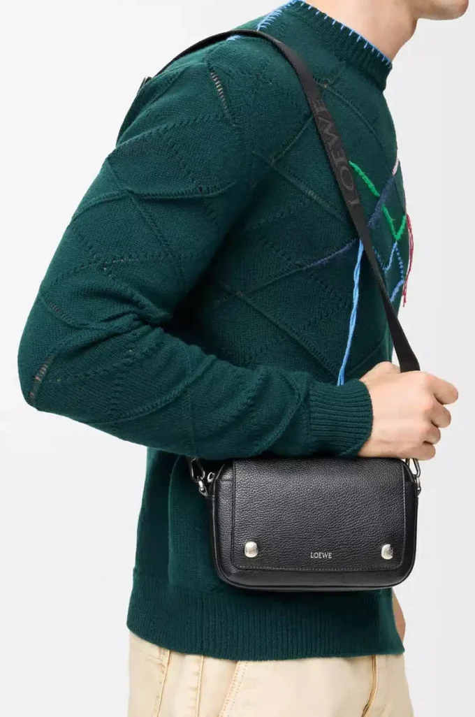Kleine Pebble Messenger Bag aus geschmeidigem genarbtem Kalbsleder in Schwarz