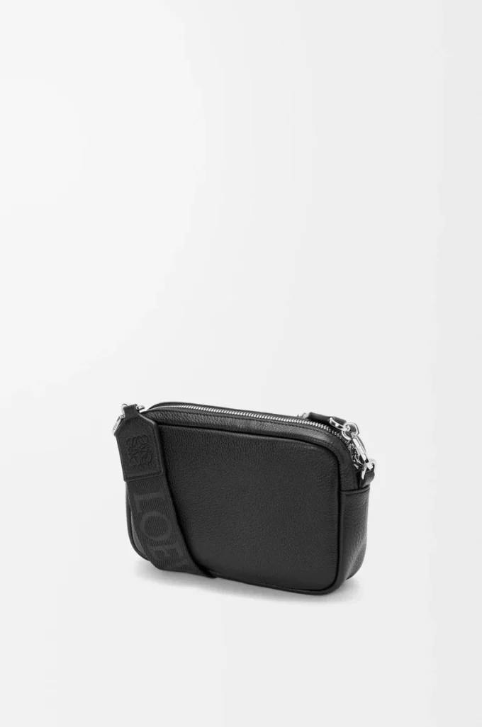 Kleine Pebble Messenger Bag aus geschmeidigem genarbtem Kalbsleder in Schwarz