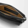 Kleine Pebble Messenger Bag aus geschmeidigem genarbtem Kalbsleder in Schwarz