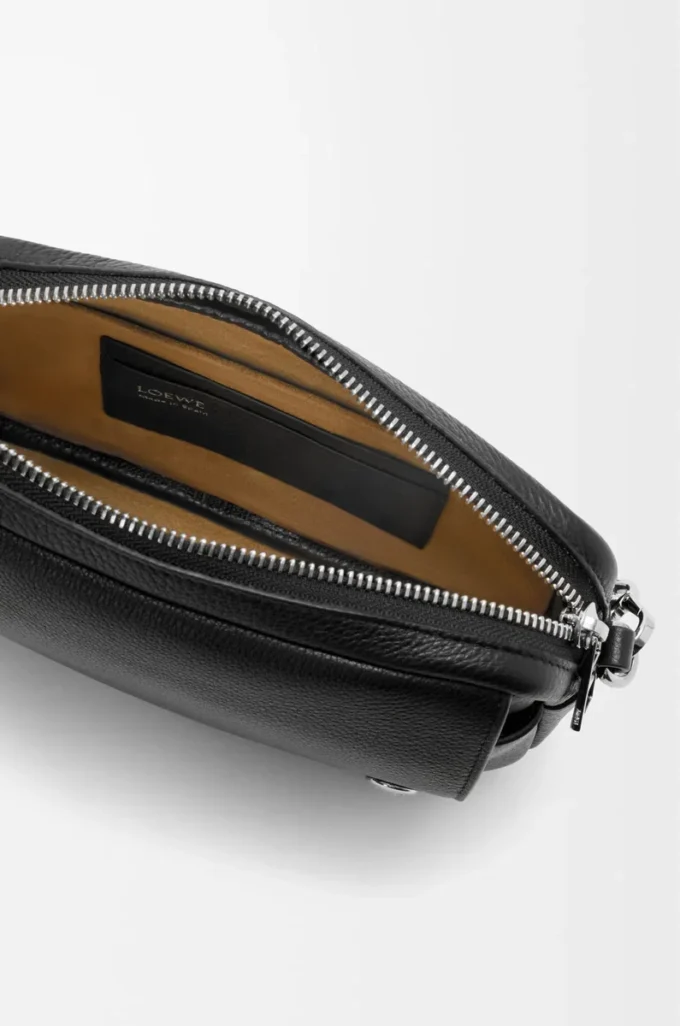 Kleine Pebble Messenger Bag aus geschmeidigem genarbtem Kalbsleder in Schwarz