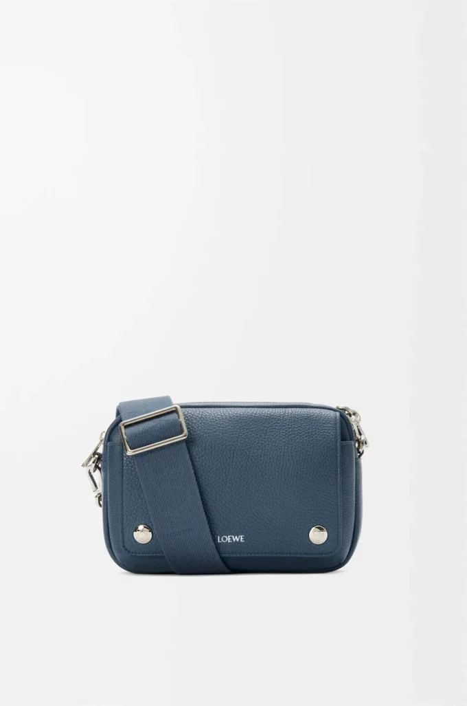 Kleine Pebble Messenger Bag aus geschmeidigem genarbtem Kalbsleder Indigo Dye