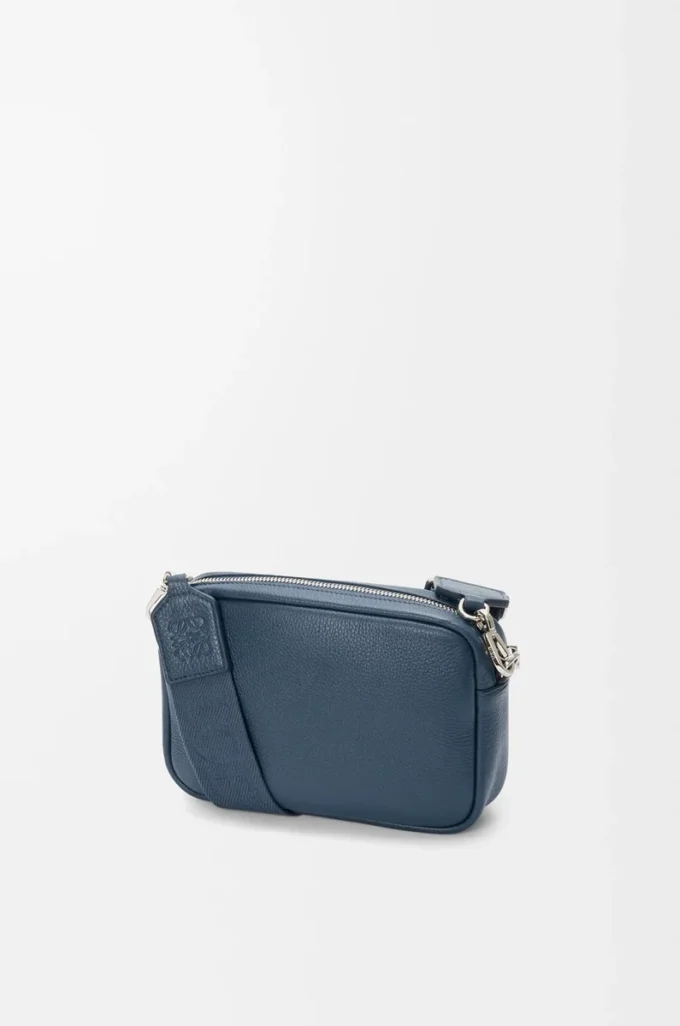 Kleine Pebble Messenger Bag aus geschmeidigem genarbtem Kalbsleder Indigo Dye