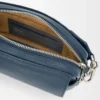 Kleine Pebble Messenger Bag aus geschmeidigem genarbtem Kalbsleder Indigo Dye