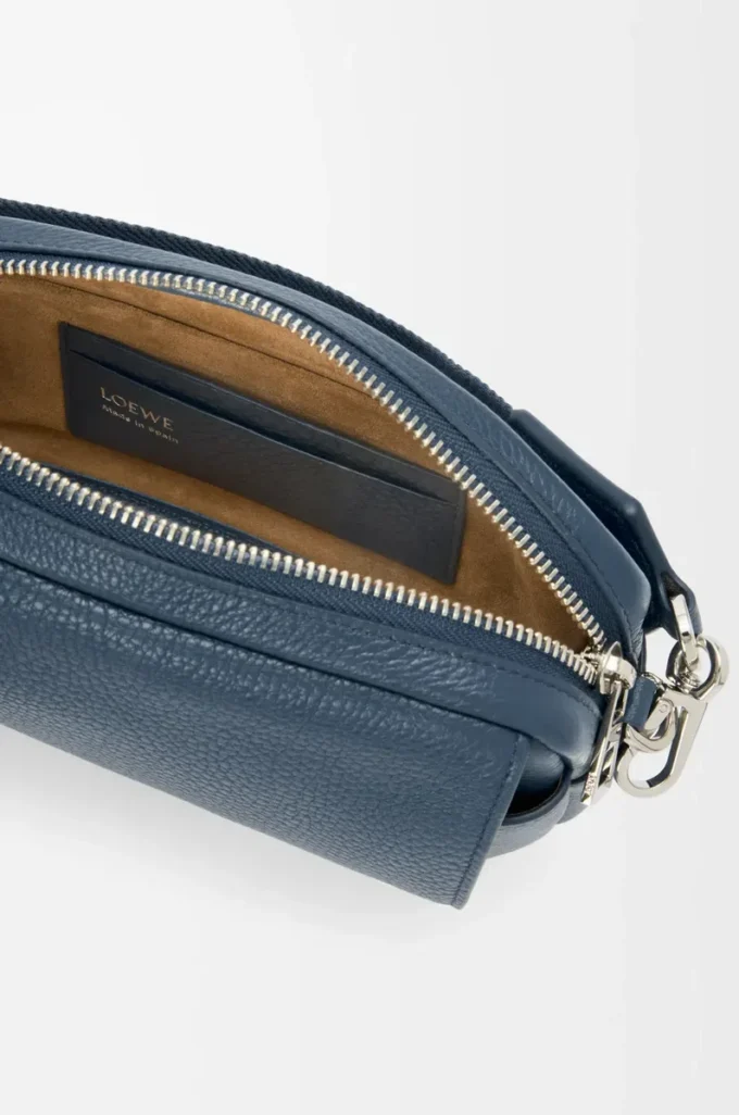 Kleine Pebble Messenger Bag aus geschmeidigem genarbtem Kalbsleder Indigo Dye