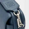 Kleine Pebble Messenger Bag aus geschmeidigem genarbtem Kalbsleder Indigo Dye