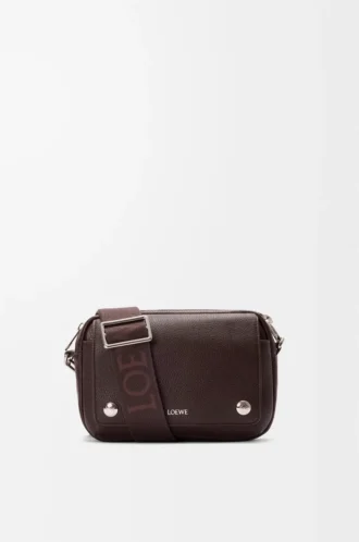 Kleine Pebble Messenger Bag aus geschmeidigem genarbtem Kalbsleder Oxblood