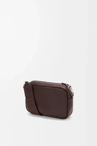 Kleine Pebble Messenger Bag aus geschmeidigem genarbtem Kalbsleder Oxblood