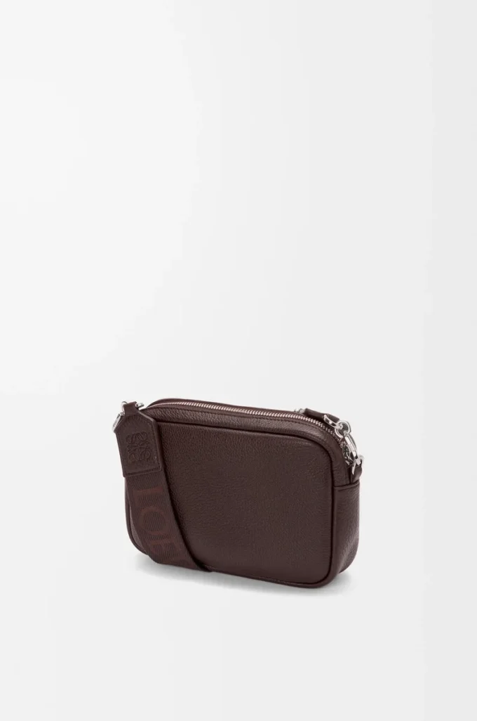 Kleine Pebble Messenger Bag aus geschmeidigem genarbtem Kalbsleder Oxblood